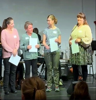 Schulpreis 2025 Eltern mit Auszeichnung auf der Bühne